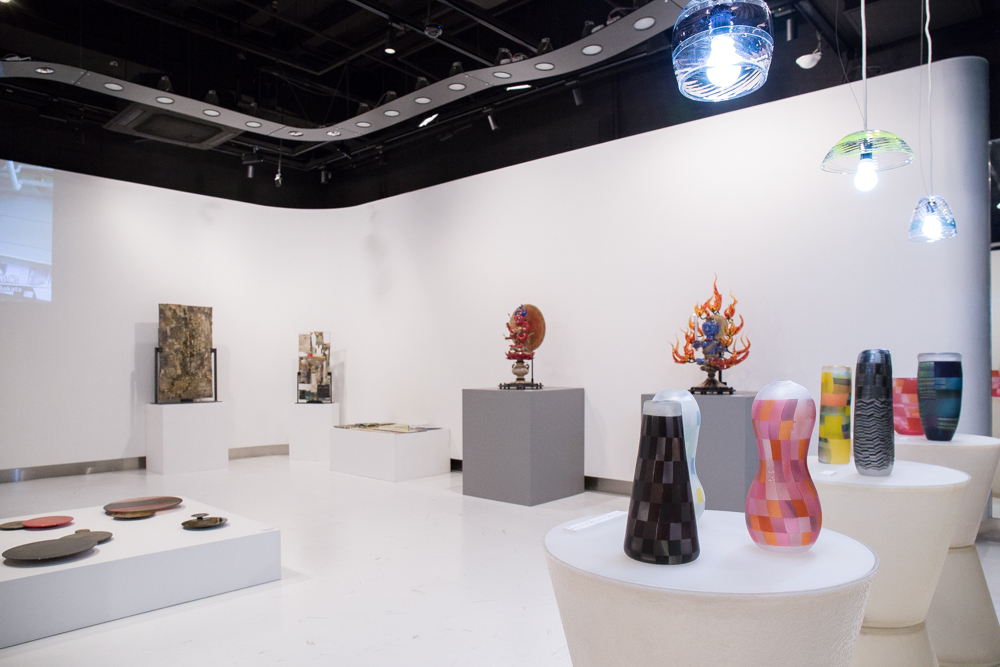 展示会場には、富山を拠点に活動する9組のガラス作家の作品が並んだ